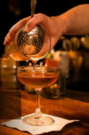 Barra móvil de mixología Krystal Mixology Bar en un evento en El Salvador 1