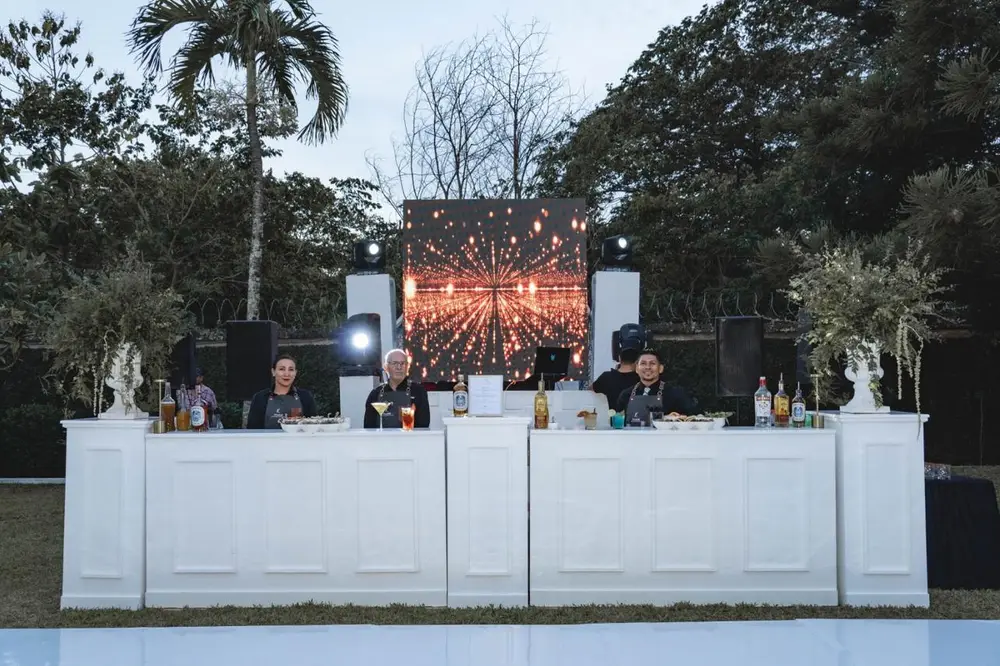 Barra móvil de mixología Krystal Mixology Bar en un evento en El Salvador 6