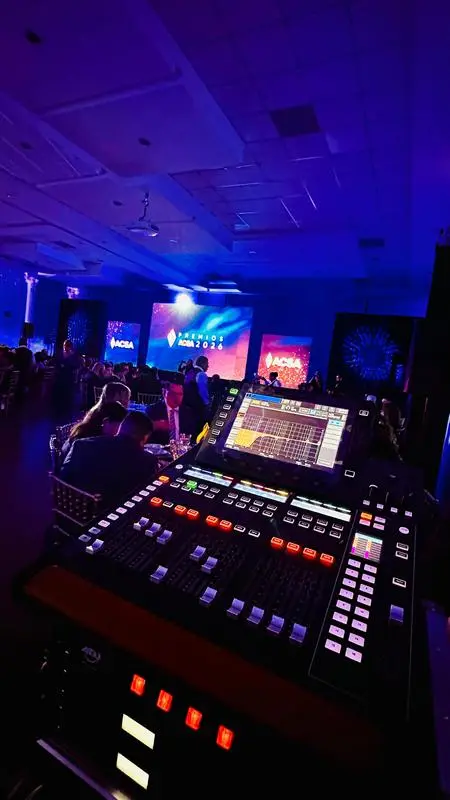 Equipo de sonido profesional line array de Memories Sound Live en un evento en El Salvador 3
