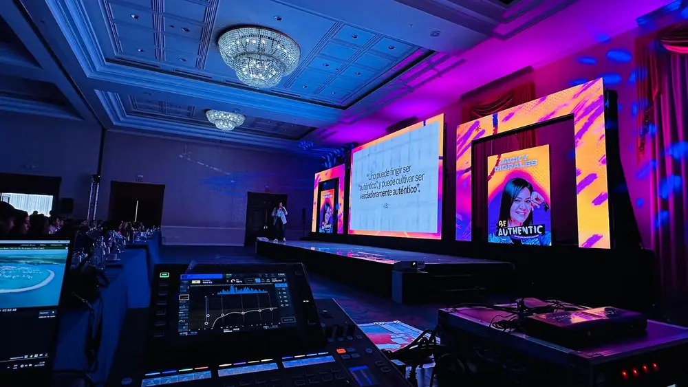 Equipo de sonido profesional line array de Memories Sound Live en un evento en El Salvador 4