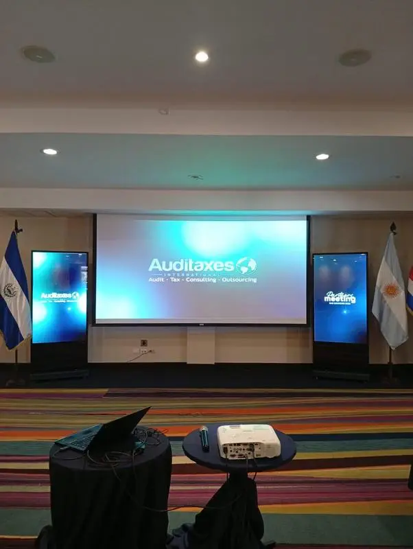 Mupi digital vertical de Memories Sound Live en un evento en El Salvador 1