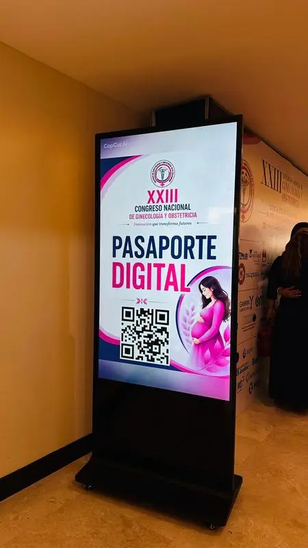 Mupi digital vertical de Memories Sound Live en un evento en El Salvador 3