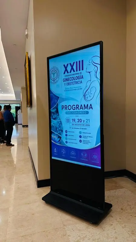Mupi digital vertical de Memories Sound Live en un evento en El Salvador 4